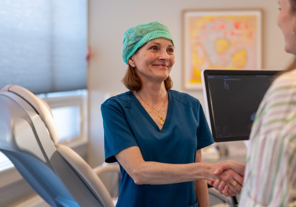 Gynekolog som hilser på pasient