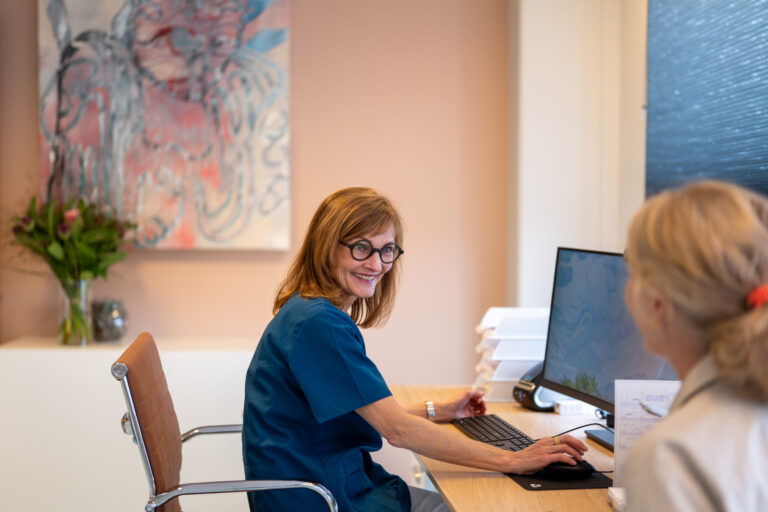 Gynekolog Kristin ved pulten sin