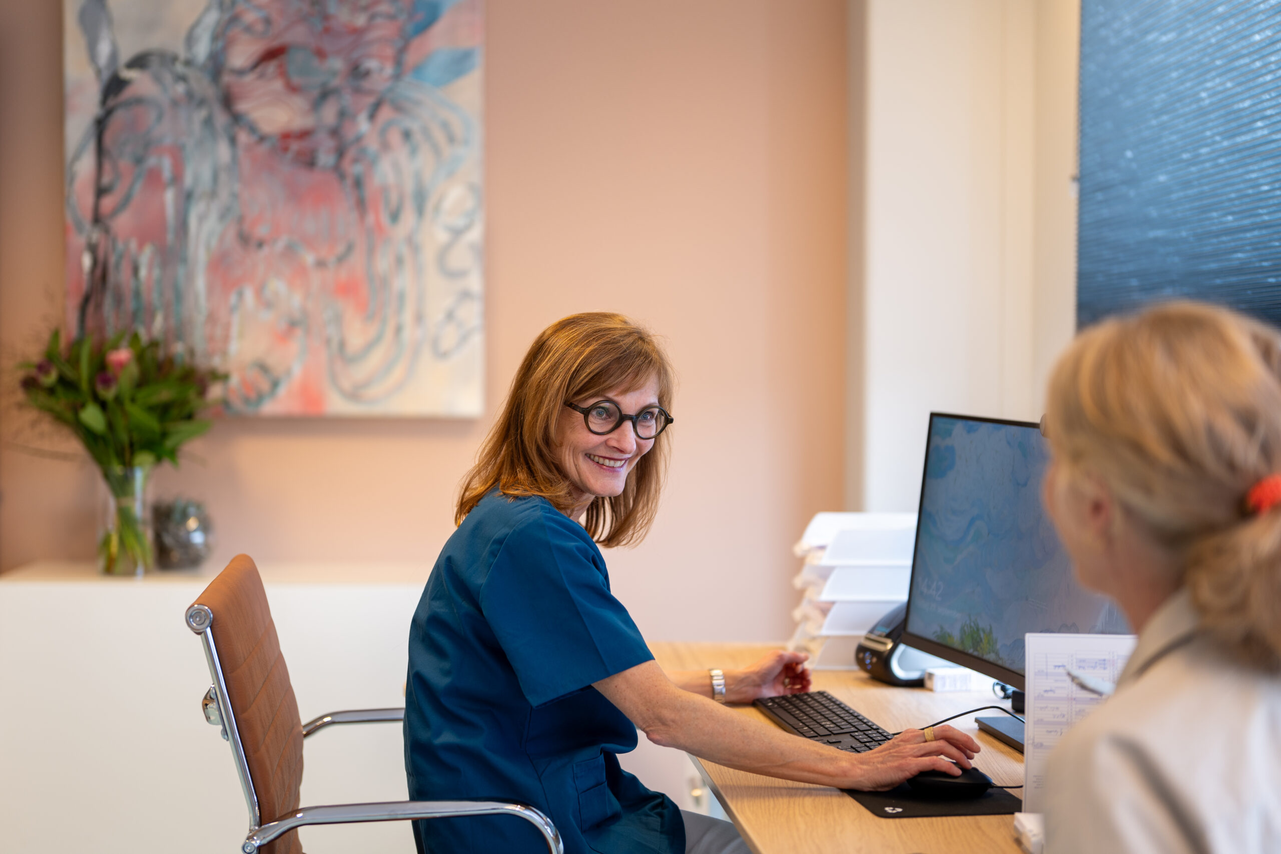 Gynekolog Kristin ved pulten sin