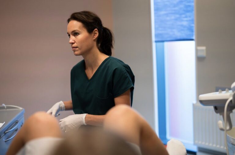 Gynekolog i undersøkelsesrom