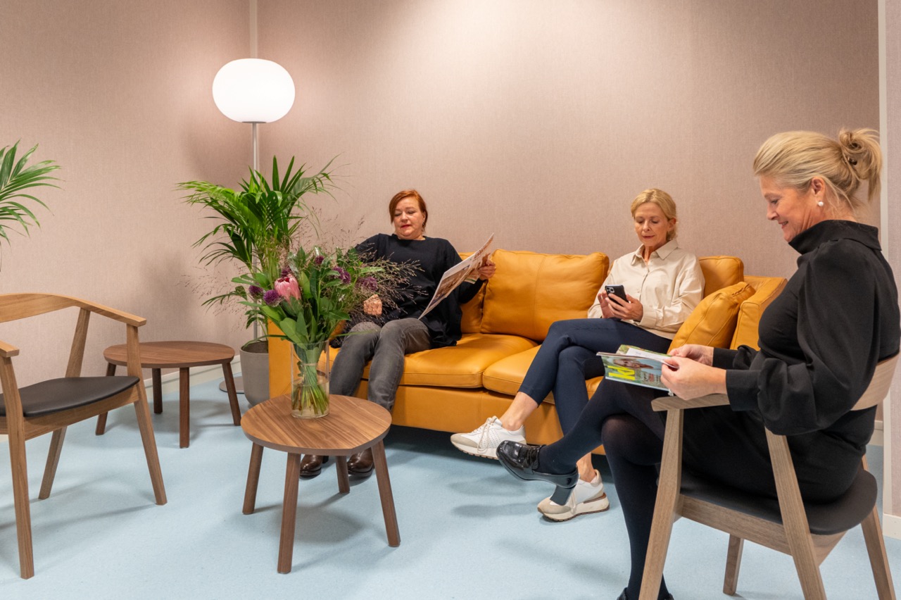 Kvinner som sitter på venterom