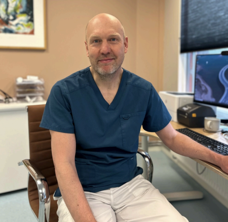 Gynekolog Erik Færø på kontoret sitt